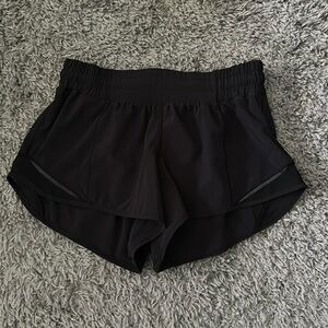 LULULEMON: Hotty hot low rise lined short 2.5”